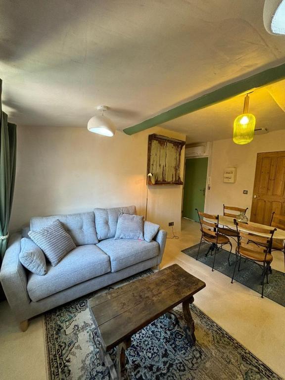 Appartement Lumineux Avignon Intra-muros au calmeにあるシーティングエリア