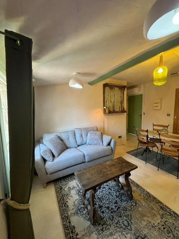 Appartement Lumineux Avignon Intra-muros au calmeにあるシーティングエリア