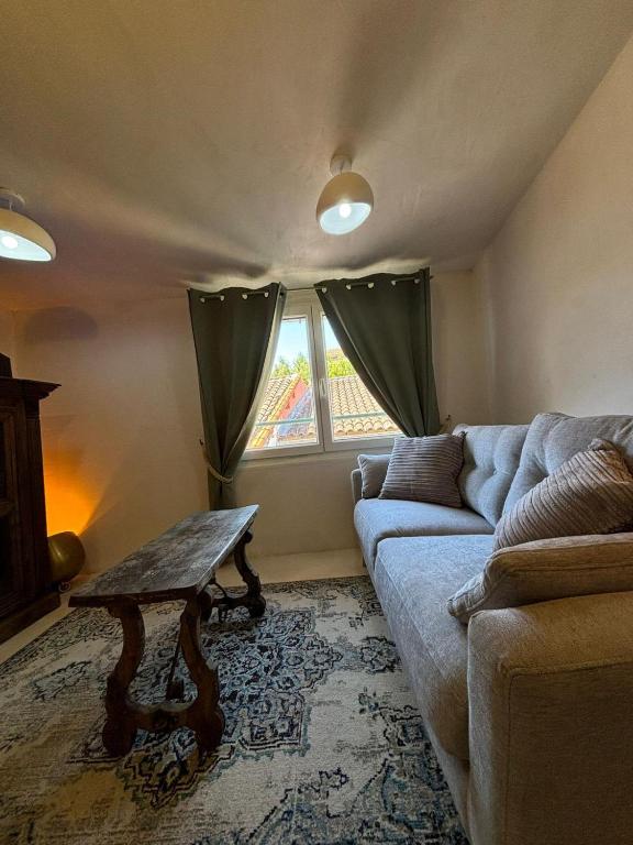 Appartement Lumineux Avignon Intra-muros au calmeにあるシーティングエリア