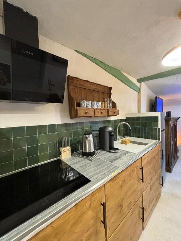 Appartement Lumineux Avignon Intra-muros au calmeにあるキッチンまたは簡易キッチン