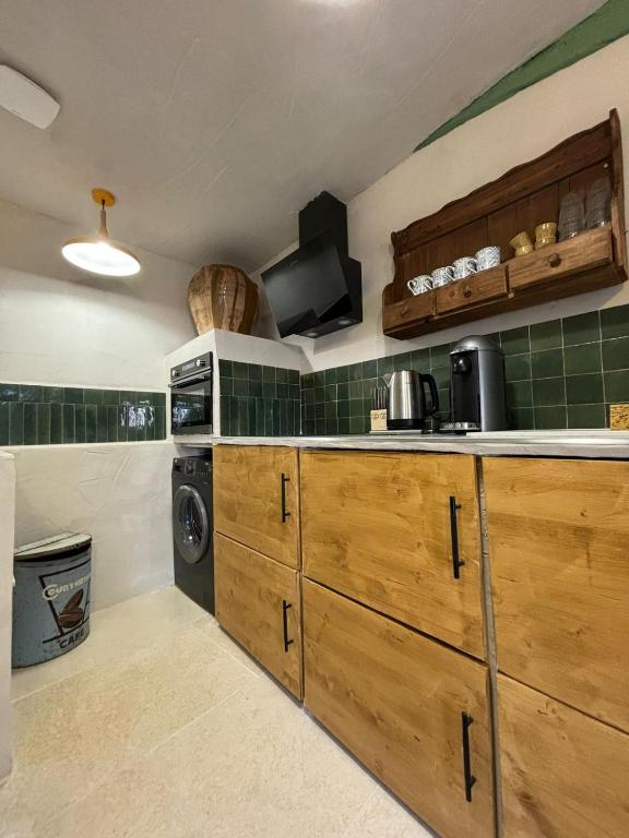 Appartement Lumineux Avignon Intra-muros au calmeにあるキッチンまたは簡易キッチン