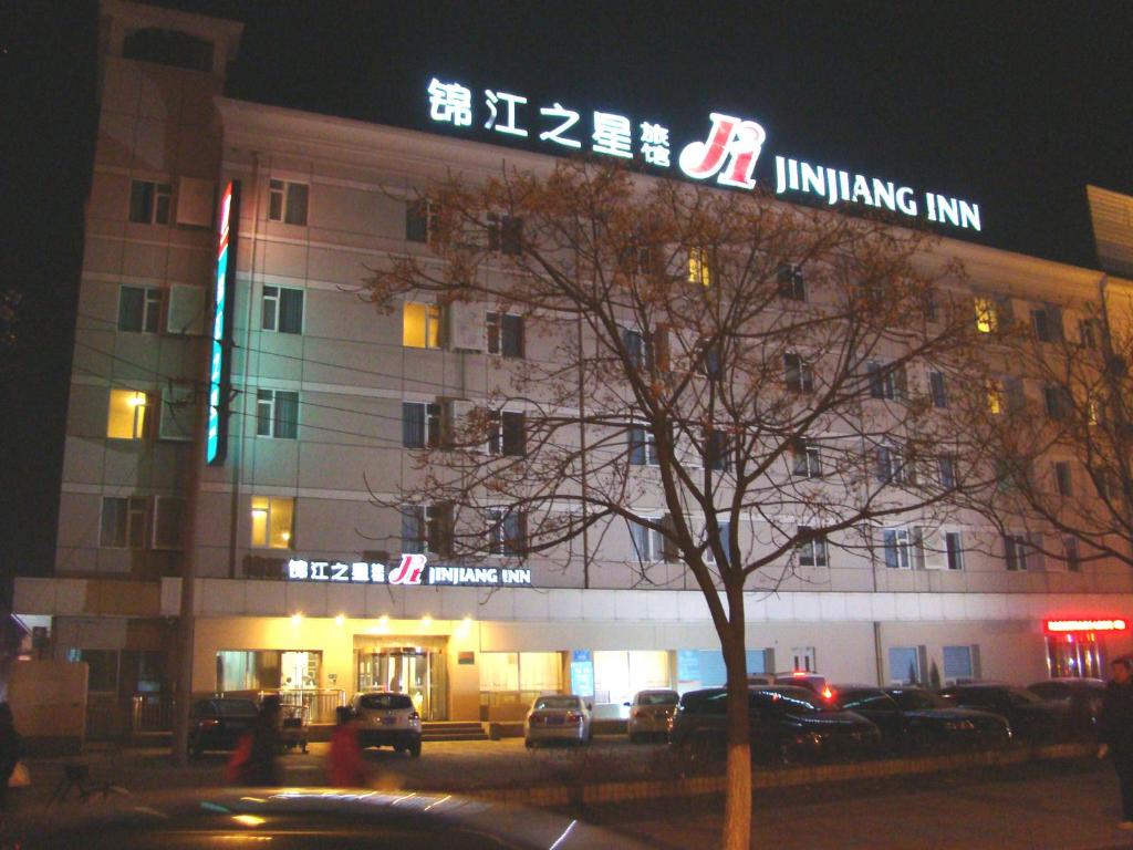 東営にあるJinjiang Inn Dongying West Second Roadの夜間の看板のある建物