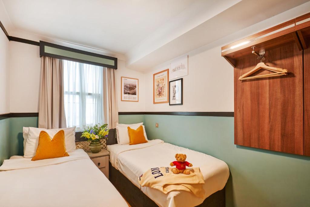 Postel nebo postele na pokoji v ubytování Huttons Hotel, Victoria London