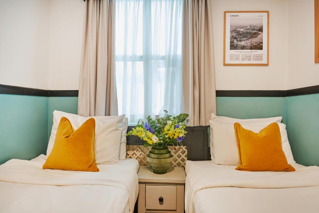 Postel nebo postele na pokoji v ubytování Huttons Hotel, Victoria London