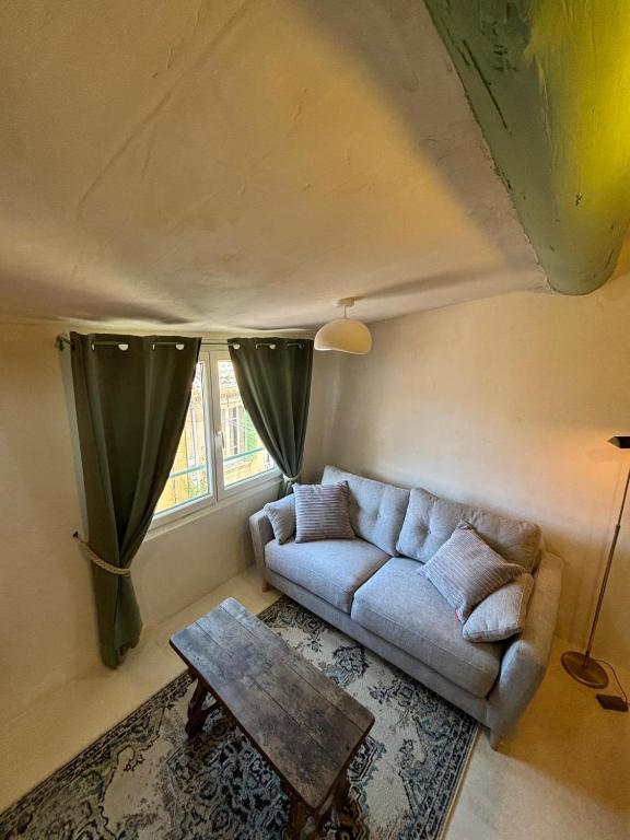 Appartement Lumineux Avignon Intra-muros au calmeにあるシーティングエリア