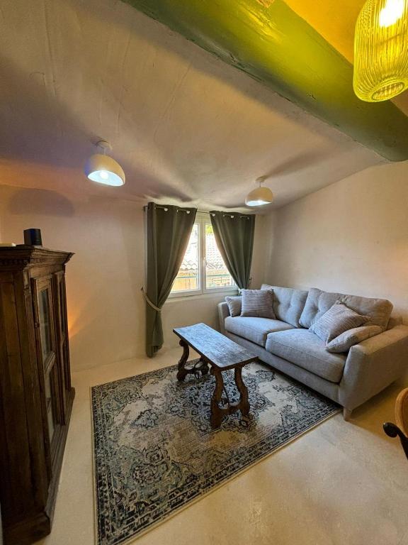 Appartement Lumineux Avignon Intra-muros au calmeにあるシーティングエリア