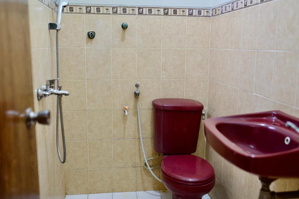 Bilik mandi di Garuda Setia Hotel