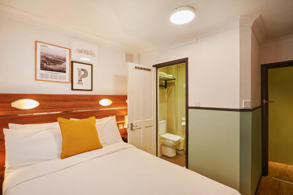 Postel nebo postele na pokoji v ubytování Huttons Hotel, Victoria London