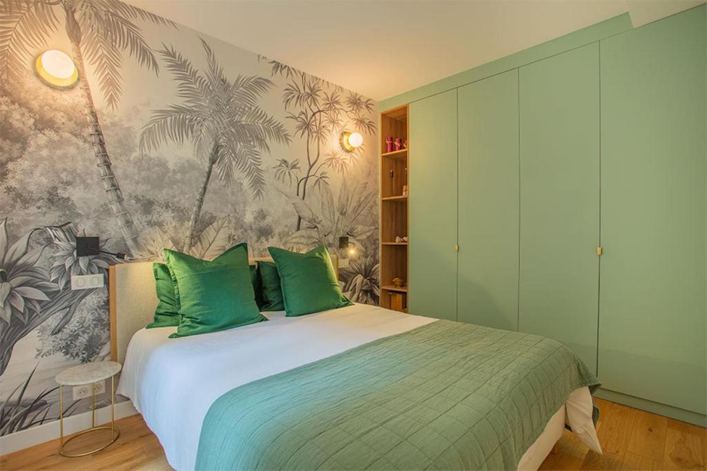 une chambre avec un grand lit avec des oreillers verts dans l'établissement Montmartre Rochechouart - 1 Bed Apt Sleeps 2, à Paris