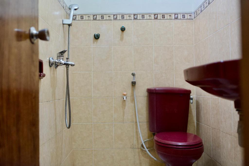 Bilik mandi di Garuda Setia Hotel