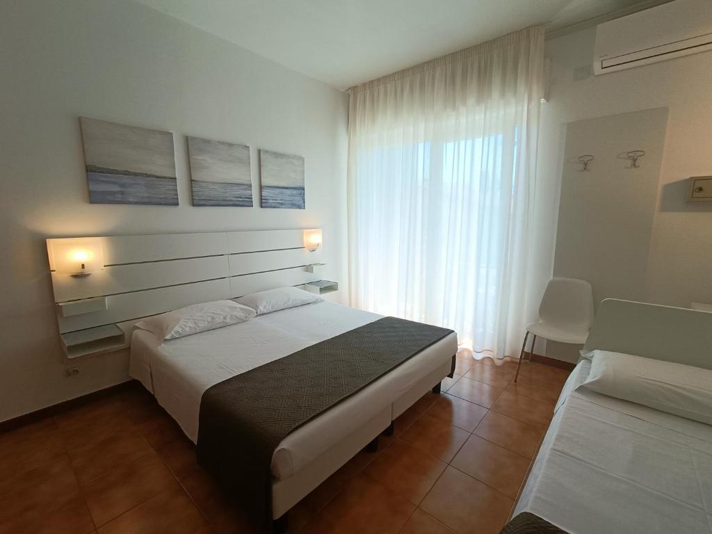 Łóżko lub łóżka w pokoju w obiekcie Hotel Merano