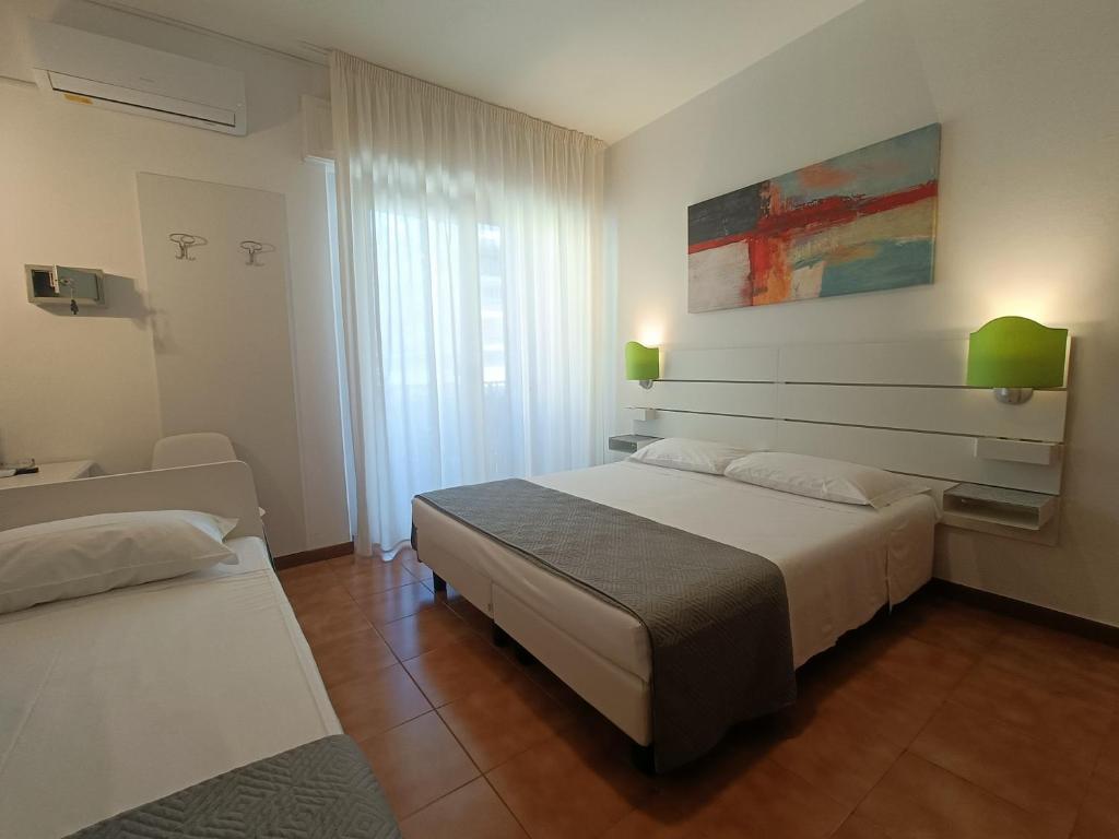 Łóżko lub łóżka w pokoju w obiekcie Hotel Merano