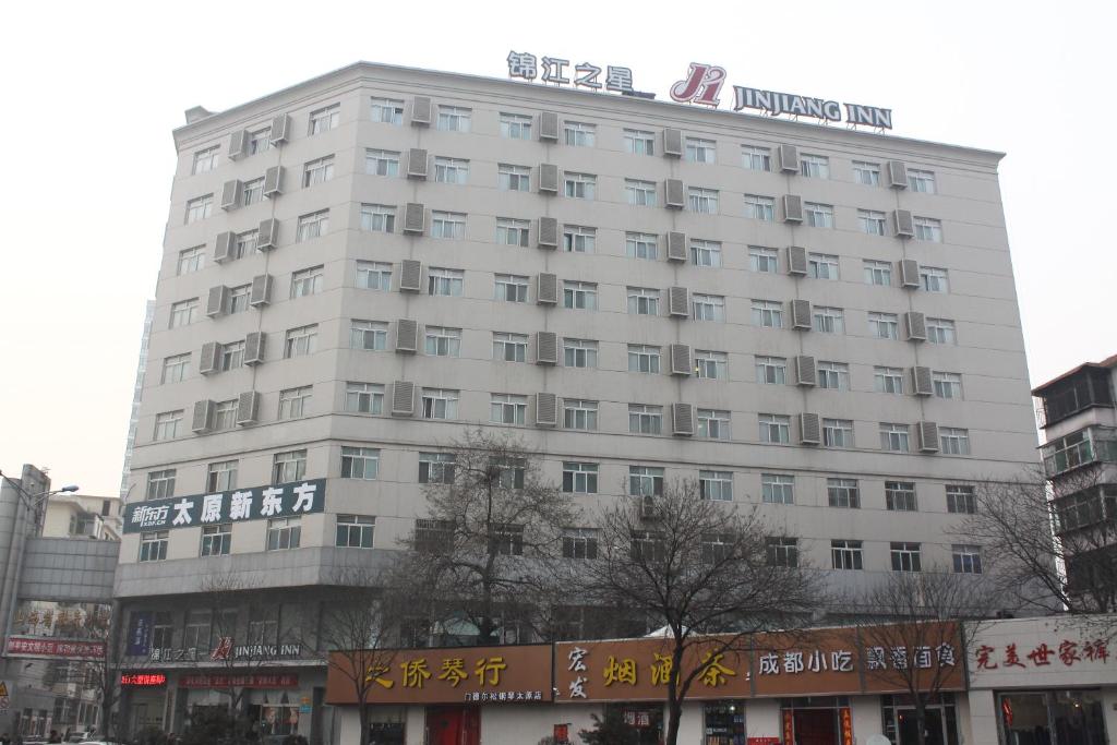 Jinjiang Inn Tiayuan Yingze Park في تاييوان: مبنى أبيض عليه لافتة