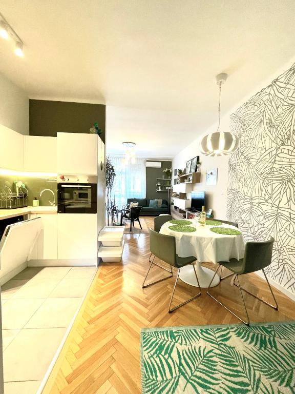 Kuchyň nebo kuchyňský kout v ubytování Mint Pearl Apartment 3 rooms 2 bathrooms at Kálvin Square