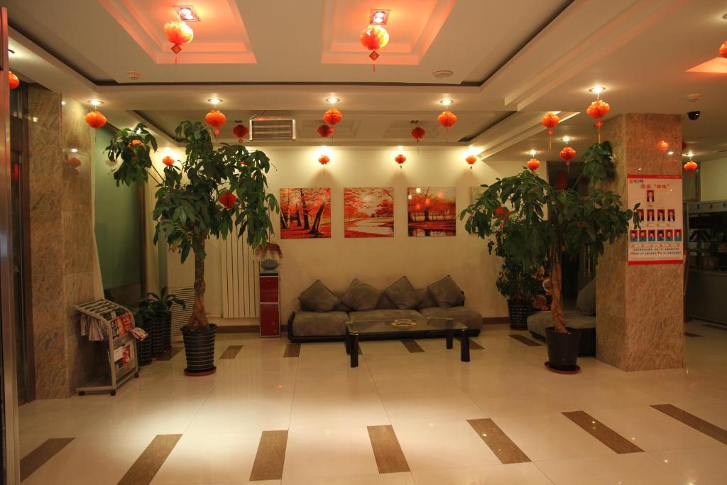 salon z kanapą i roślinami w obiekcie Jinjiang Inn Baotou Wenhua Road w Baotou