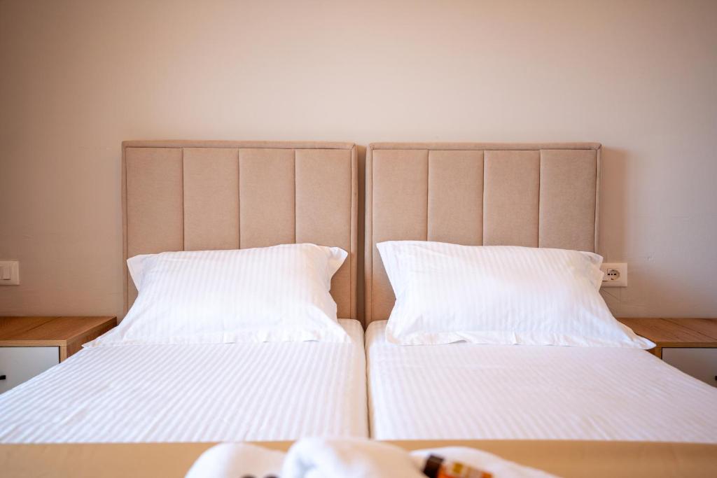 Postel nebo postele na pokoji v ubytování Illyria Hotel