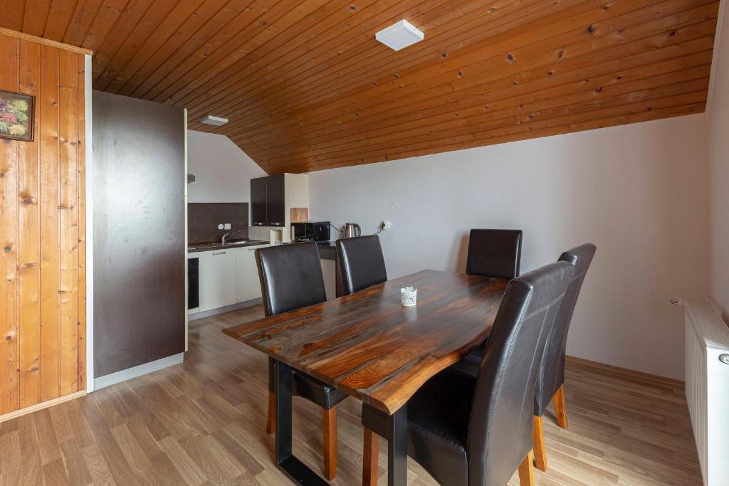 Kuchyň nebo kuchyňský kout v ubytování Apartmaji Seljak