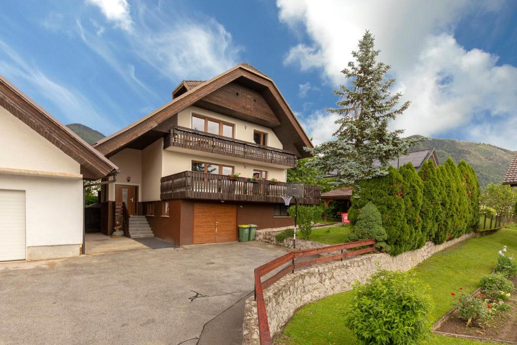 Nespecifikovaný výhled na hory nebo výhled na hory při pohledu z apartmánu
