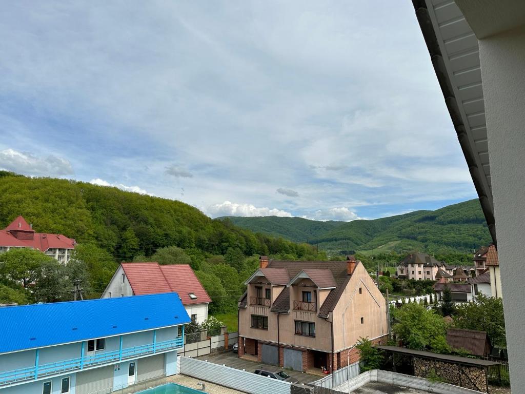 Nespecifikovaný výhled na hory nebo výhled na hory při pohledu z hotelu