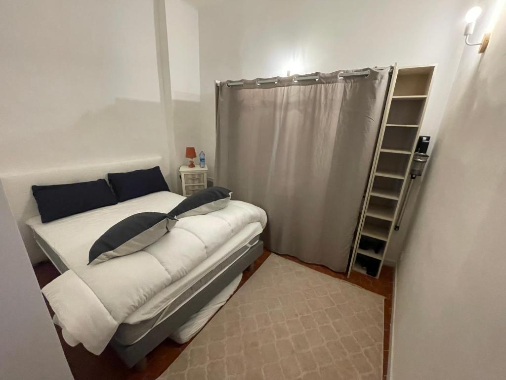 Cette petite chambre comprend un lit et une échelle. dans l'établissement T2 La Ciotat appartement vieux port, à La Ciotat