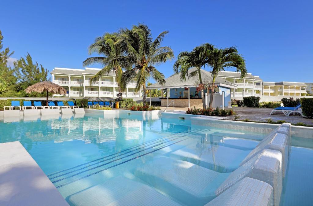Bazén v ubytování The Signature Level at Grand Palladium Lady Hamilton Resort & Spa- All Inclusive nebo v jeho okolí