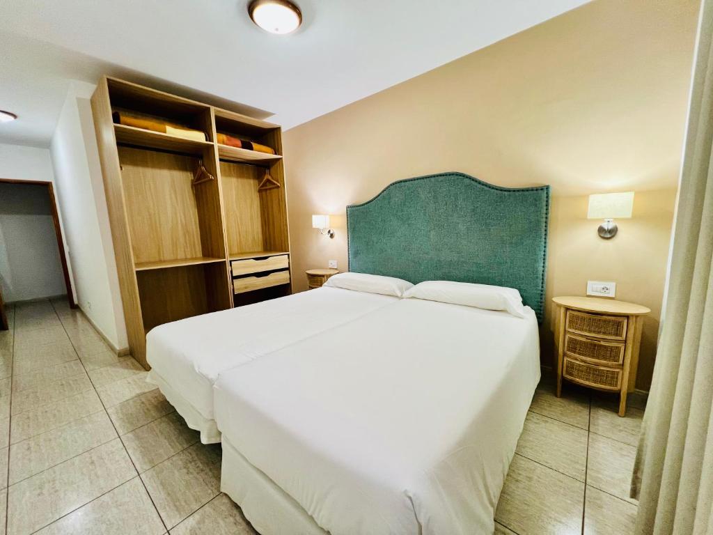 A bed or beds in a room at Apartamentos Frontera