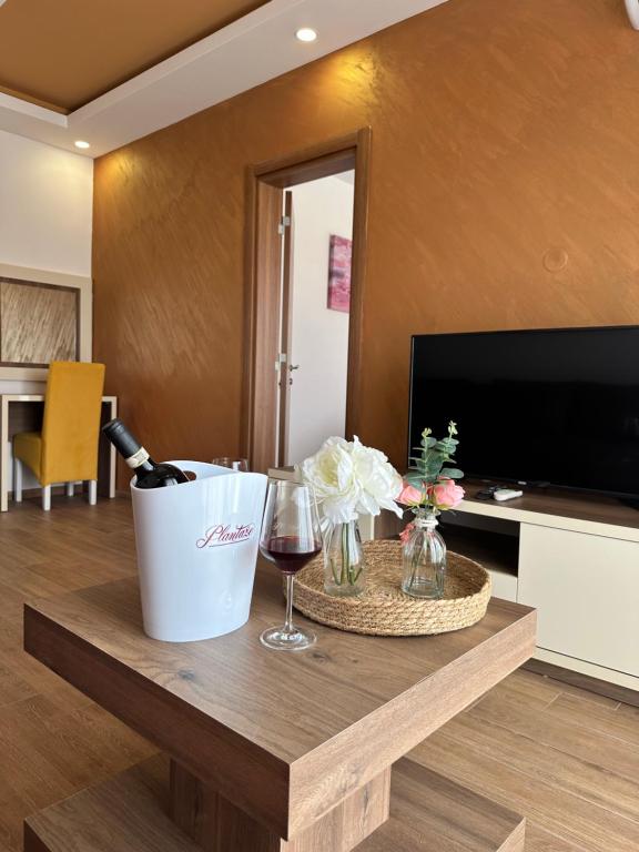 TV a/nebo společenská místnost v ubytování Heaven Lux Ulcinj