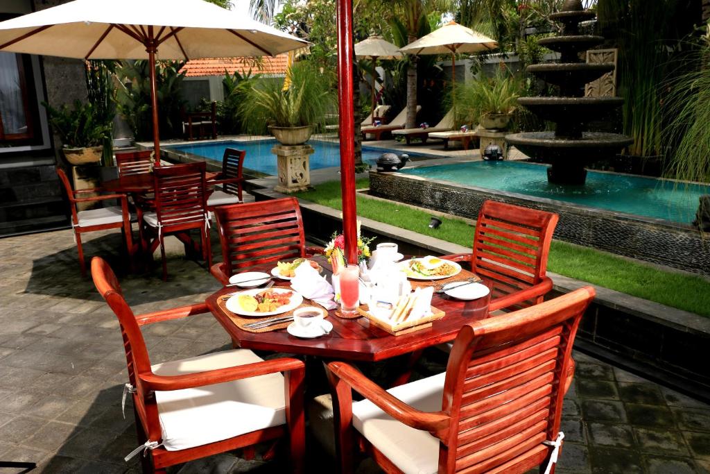 Kubu Garden Suites & Villas Nusa Dua游泳池或附近泳池