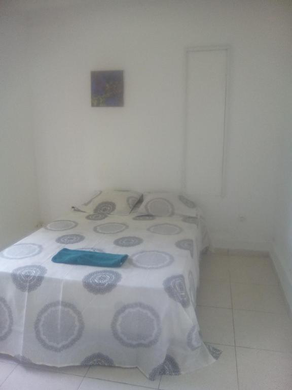 a bedroom with a bed in a room at My Zayanda in Les Abymes