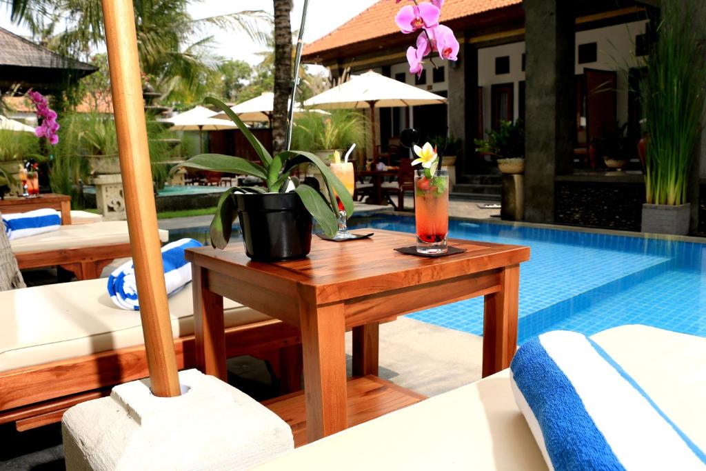 Kubu Garden Suites & Villas Nusa Dua游泳池或附近泳池