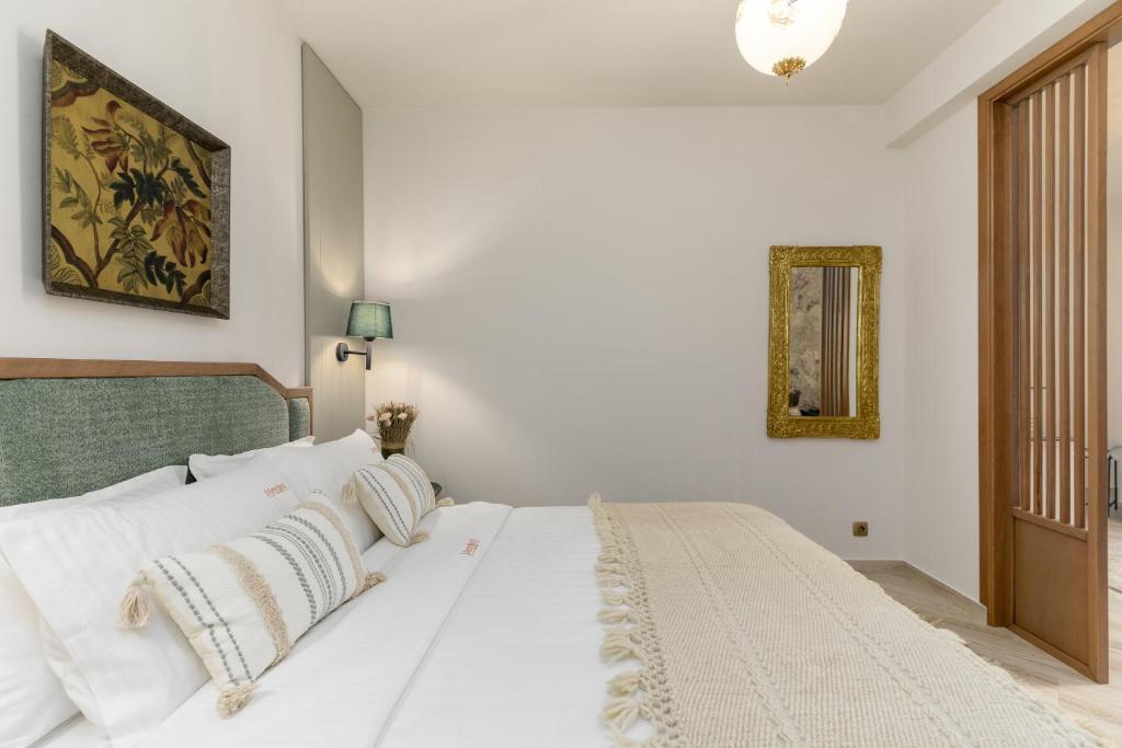 Postel nebo postele na pokoji v ubytování Meydani Suites
