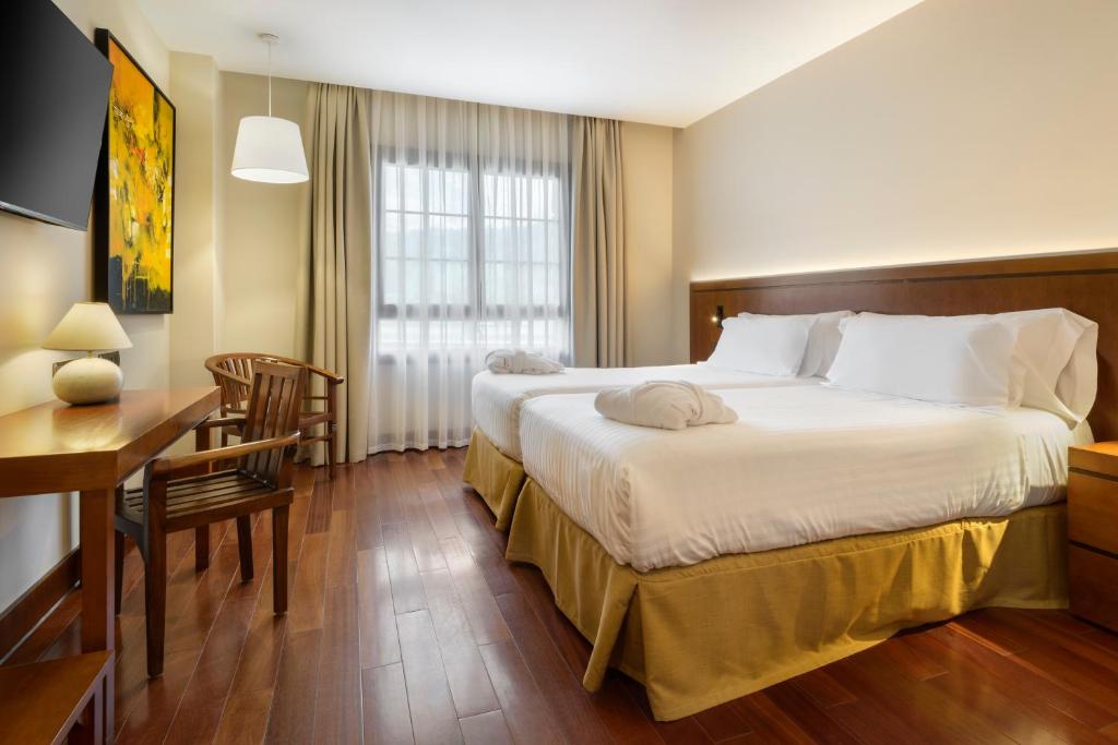 Postel nebo postele na pokoji v ubytování Hotel & Spa Monasterio de Boltaña