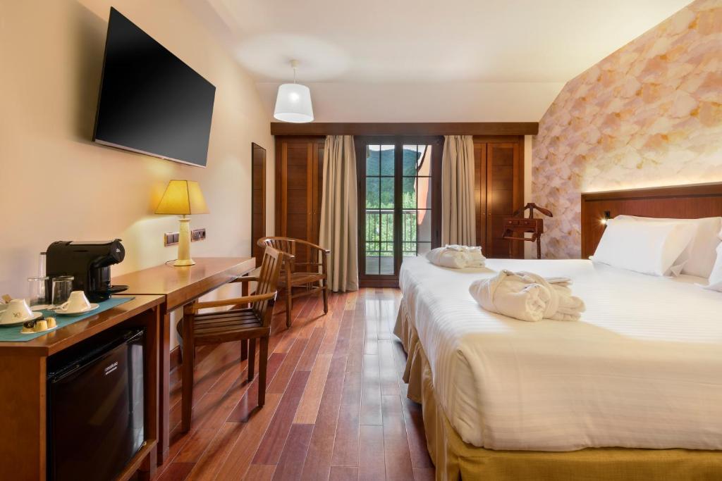 Postel nebo postele na pokoji v ubytování Hotel & Spa Monasterio de Boltaña