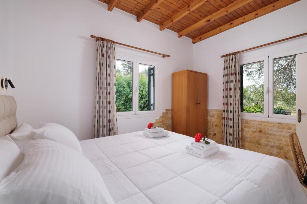 A bed or beds in a room at Santos Holidays