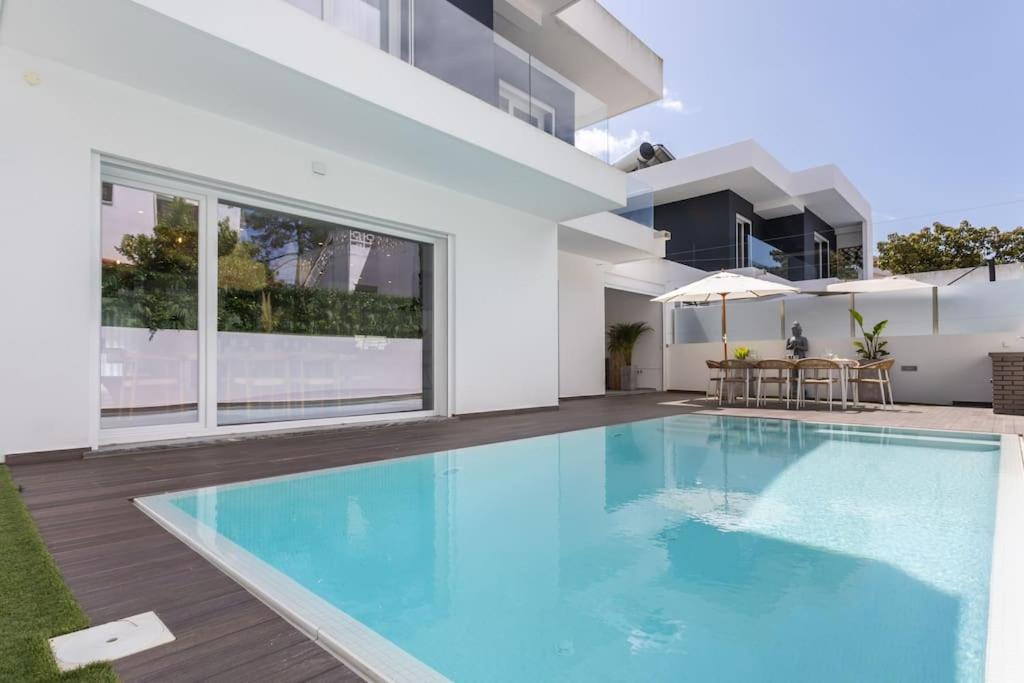 un'immagine di una piscina in una casa di Casa John Lisboa-Piscine chauffée en option a Charneca