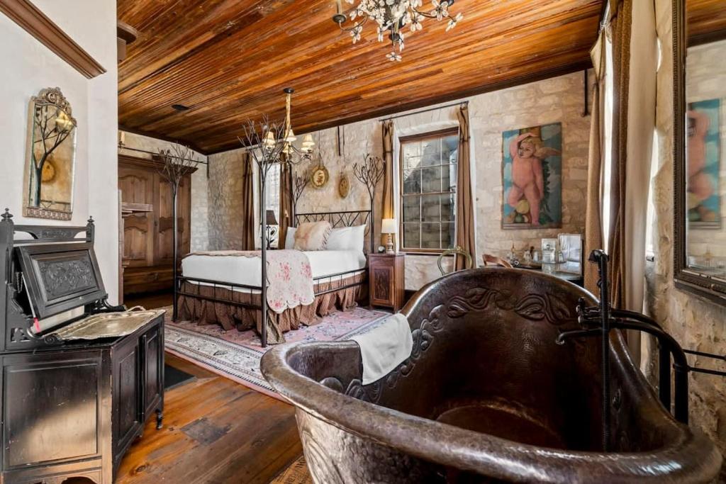 Postel nebo postele na pokoji v ubytování 1 Bedroom Suite on Main Street