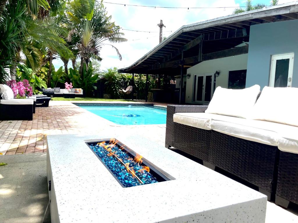 マイアミにあるDreampoolhousemiamiのベッドとスイミングプール付きの裏庭