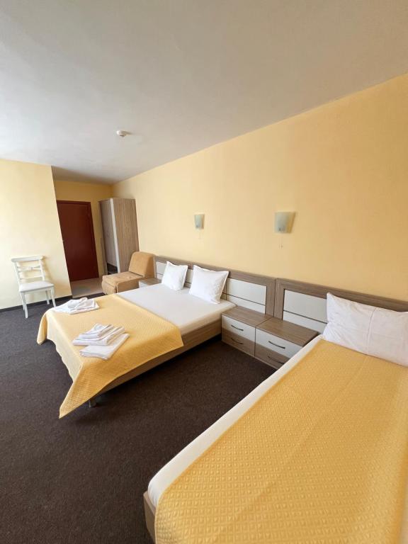 Postel nebo postele na pokoji v ubytování Hotel Damyanoff