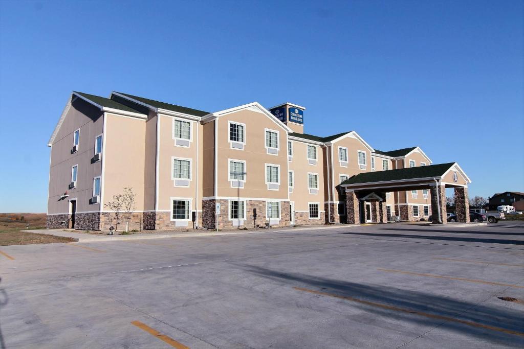 a large building with a parking lot in front of it at Cobblestone Hotel & Suites - Beulah in Beulah