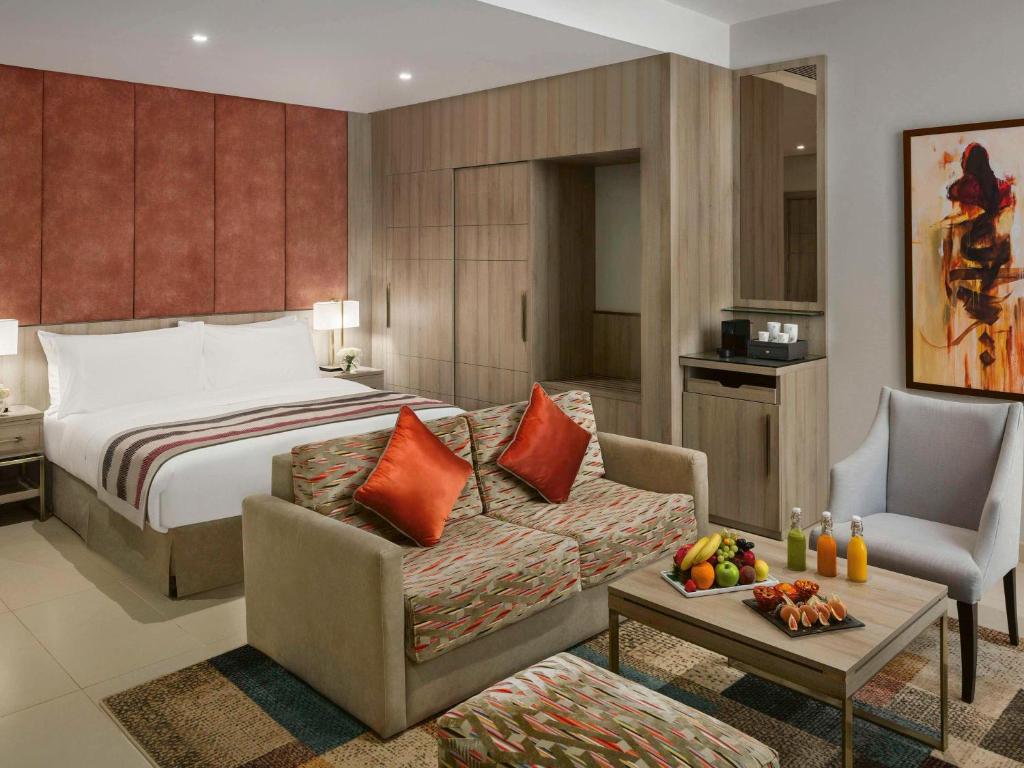 Postel nebo postele na pokoji v ubytování Mövenpick Hotel Tahlia Jeddah