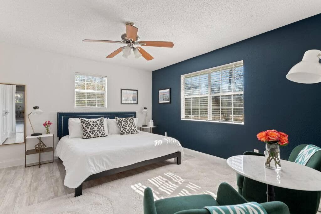 Un dormitorio con una cama y un ventilador de techo. en Charming East Side Bungalow, en Austin