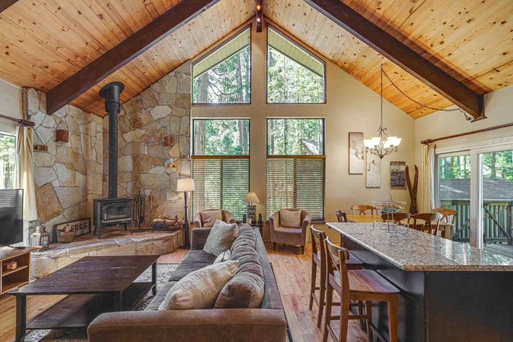 Posezení v ubytování Cabin with Deck and Fire Pit in Blue Lake Springs!