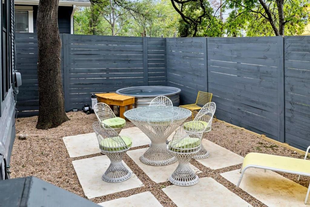 Patio nebo venkovní prostory v ubytování Retro Austin Home S Congress Ave