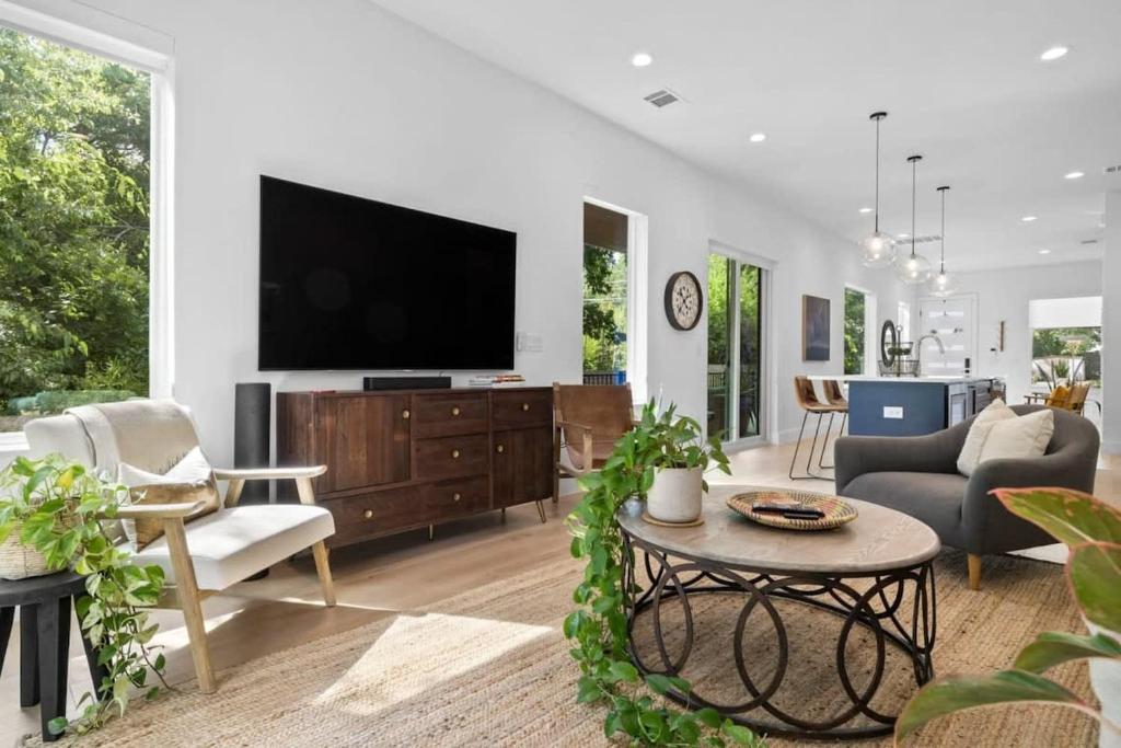ein Wohnzimmer mit einem Flachbildfernseher an der Wand in der Unterkunft Home in Cherrywood with Private Backyard in Austin