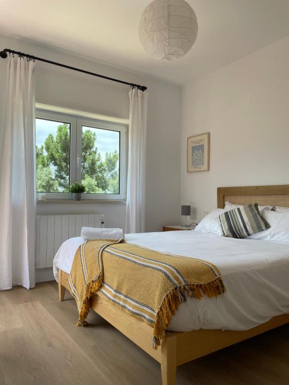Postel nebo postele na pokoji v ubytování Oliva Home Ericeria