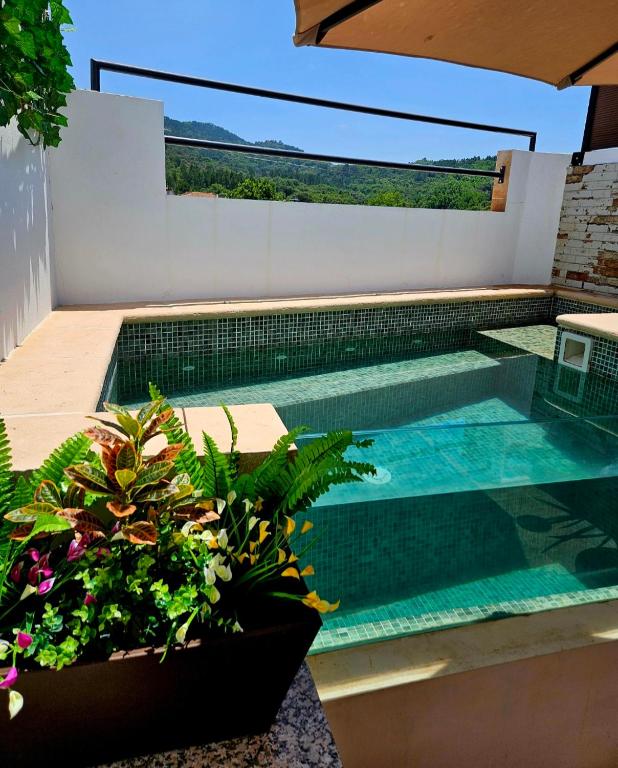 Bazén v ubytování La Casa Junto al Sendero del Río & Piscina # aire acondicionado nebo v jeho okolí
