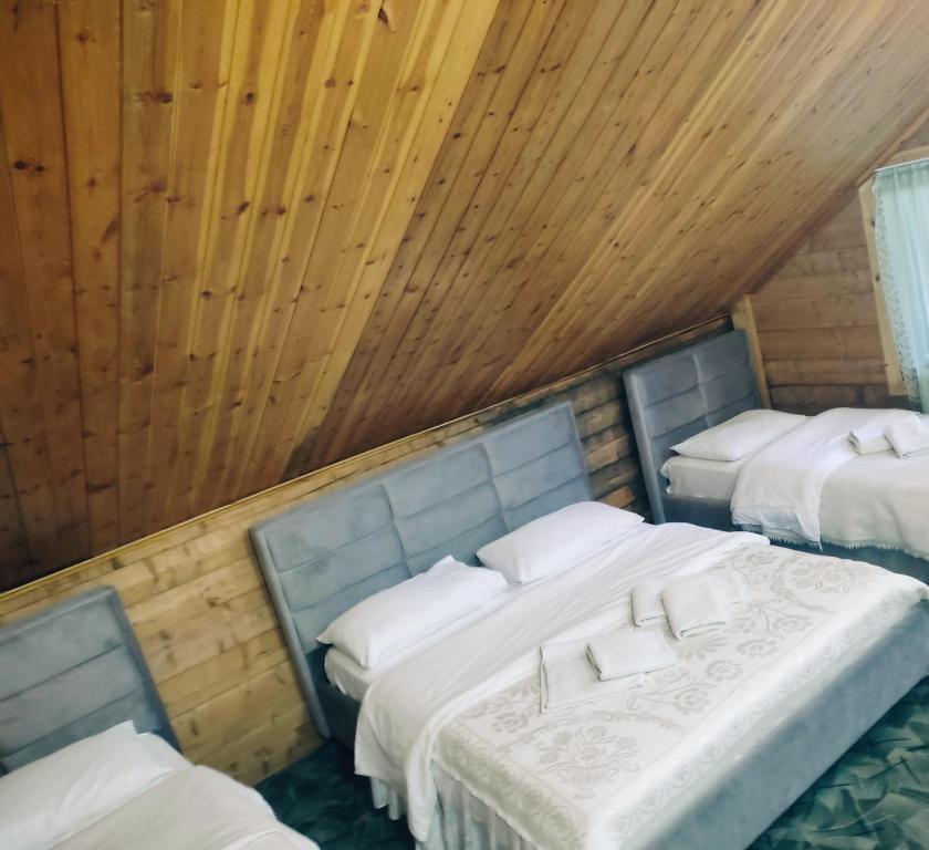 Postel nebo postele na pokoji v ubytování Guest House Astrit Villi