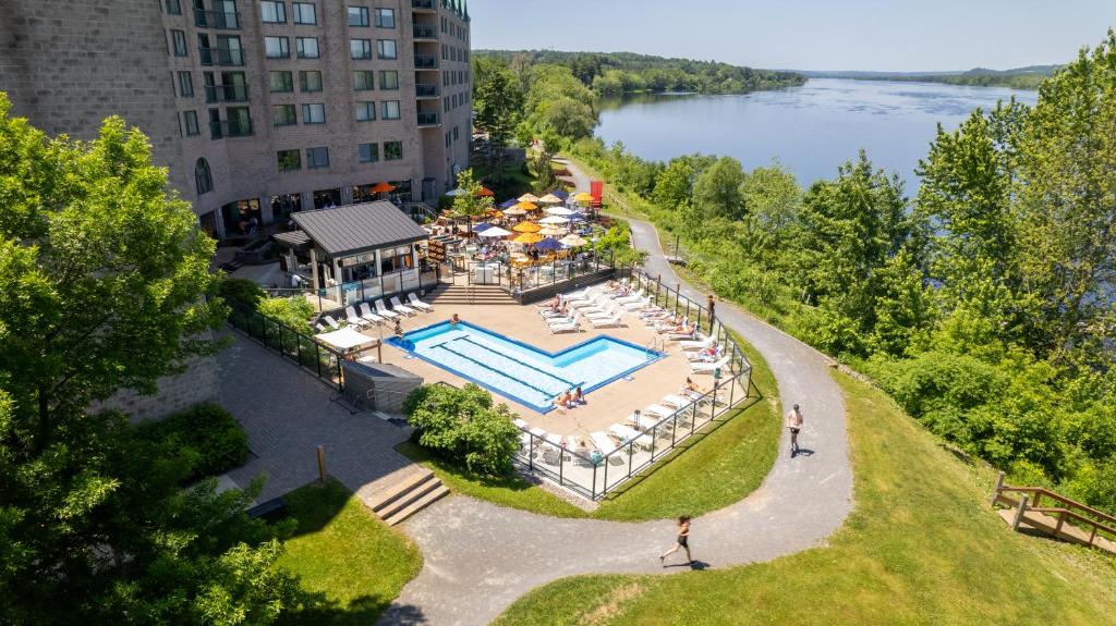 una vista aérea de un complejo con piscina y sillas en Delta Hotels by Marriott Fredericton en Fredericton