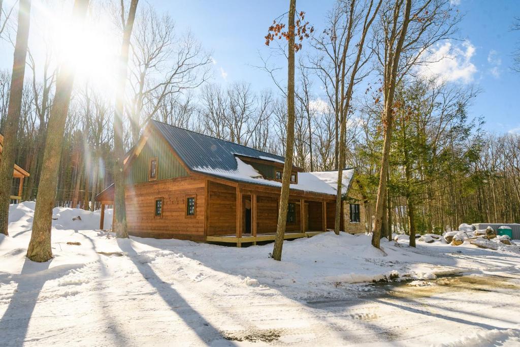 Το Stone Haven: New, Lake Access w. Dock Slip, Hot Tub, Fire Pit τον χειμώνα