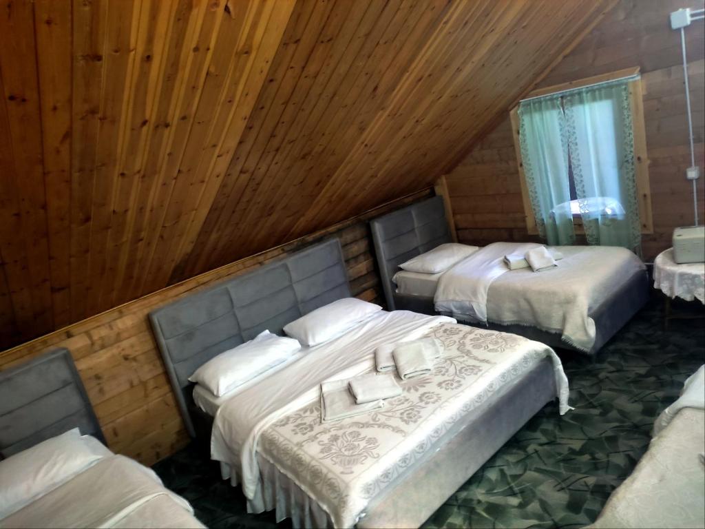Postel nebo postele na pokoji v ubytování Guest House Astrit Villi